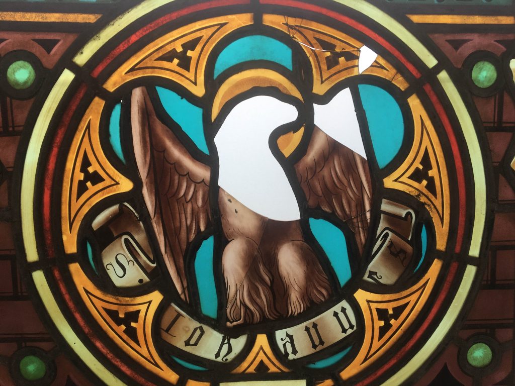 vitrail-aigle-st-jean-avant-restauration