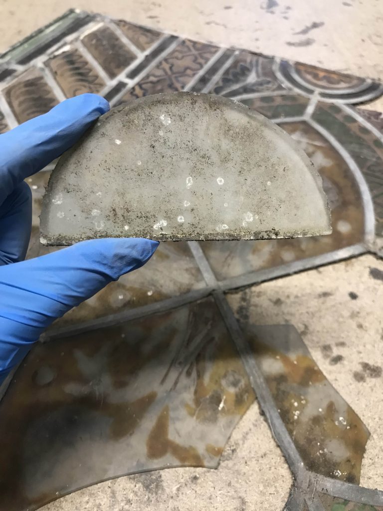 verre-peint-avant-restauration-montauriol-adelie-payen